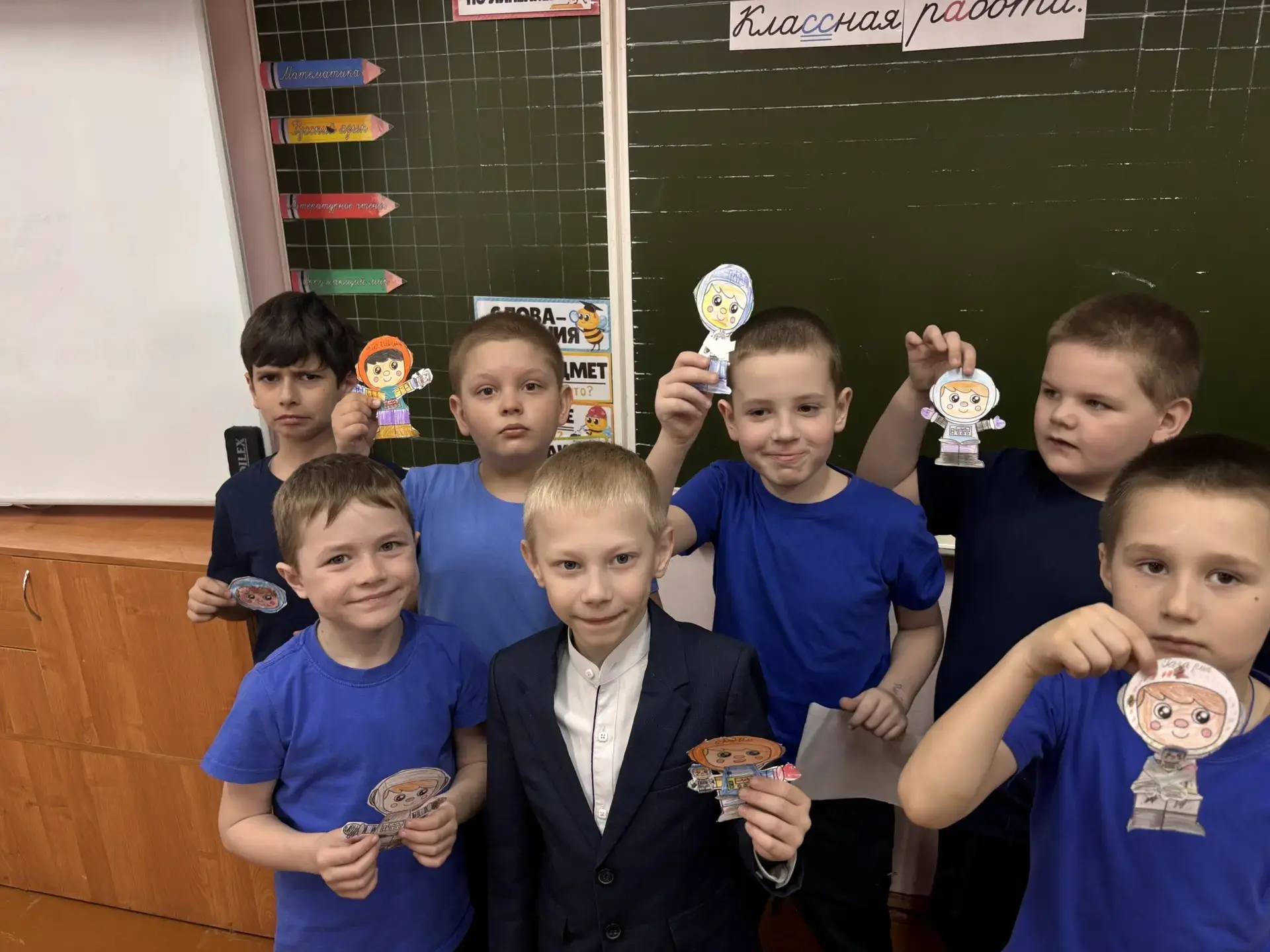В День космонавтики в 1 «Б» классе было по-настоящему звёздно! Ребята с большим интересом мастерили 