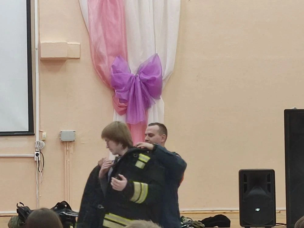 16.12.2025 в актовом зале школы учащиеся 10 АБВГ классов актуализировали знания по пожарной безопасн