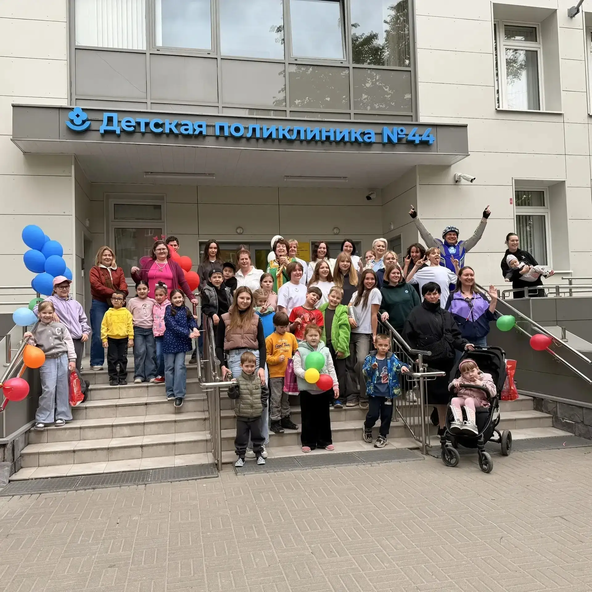 Сегодня во внутреннем дворе Детской городской поликлиники № 44 было по-летнему солнечно и радостно и