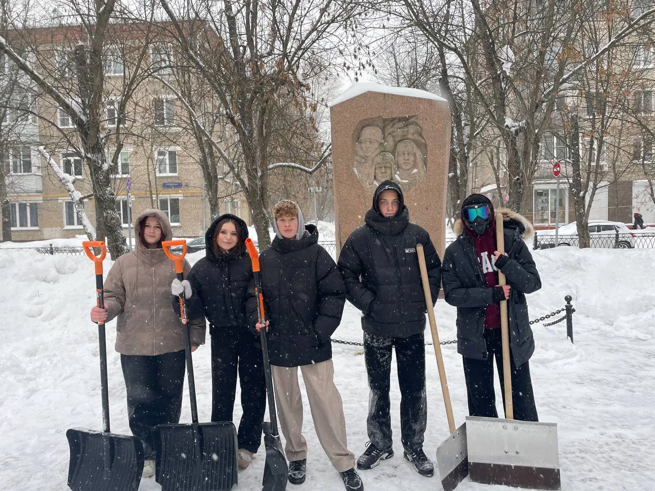 🌟 Дорогами добра: Помним, чтим! 🌟  Волонтерский отряд Школы № 1056 «Дорогами добра» искренне поздрав