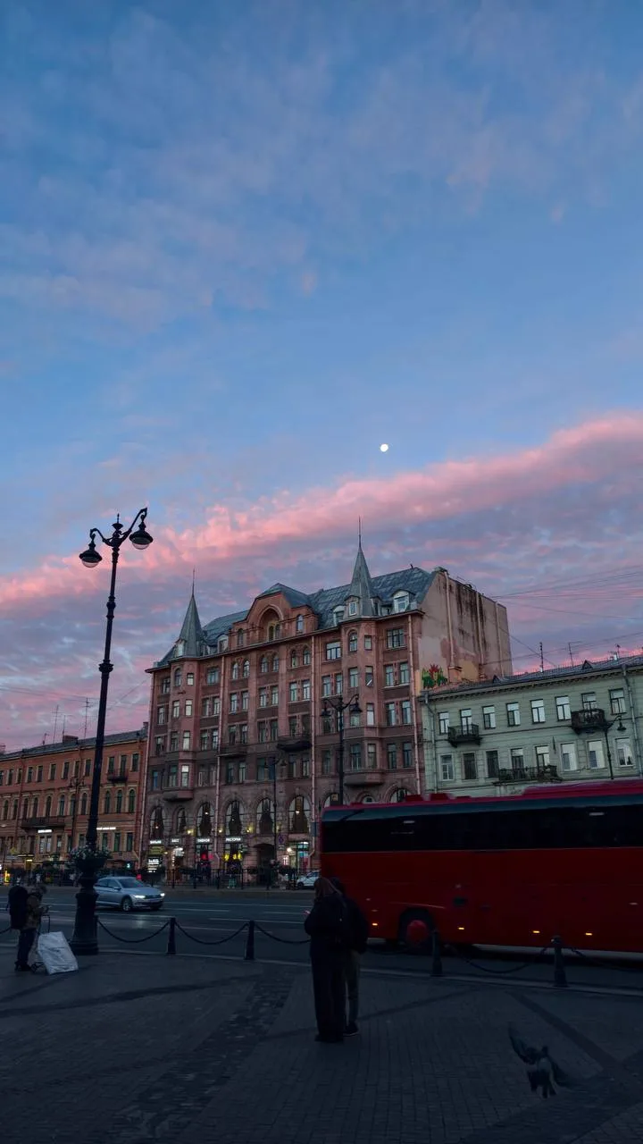 🌄 Невероятный рассвет сегодня окутал Петербург волшебством.