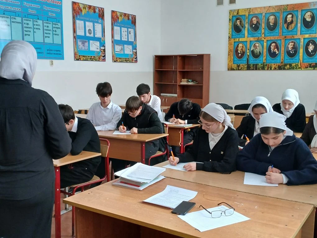 Сегодня 23.01.2026 г., обучающиеся 10-го  класса писали региональный диктант по чеченскому языку.