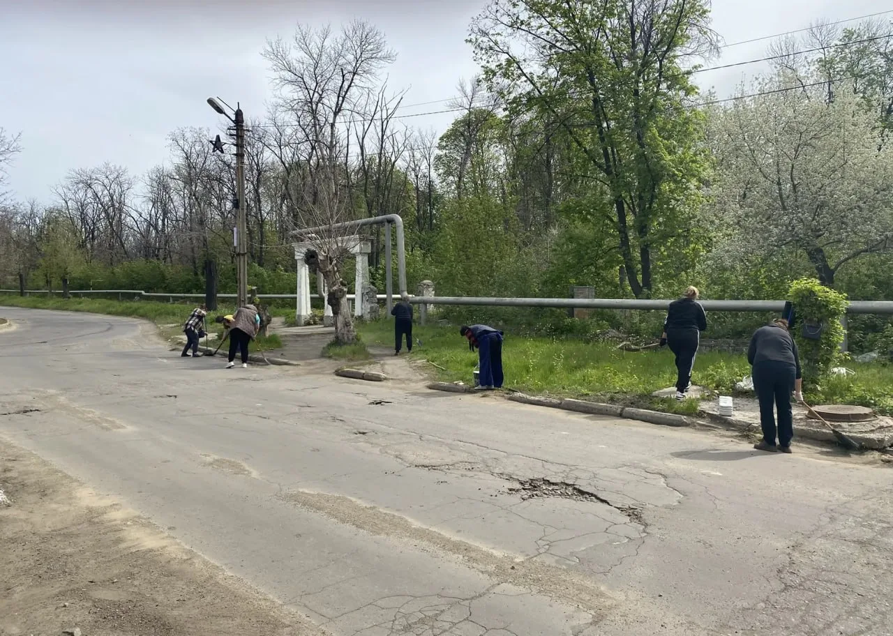 В преддверии государственных праздников — Дня Победы и Дня Луганской Народной Республики — сотрудник