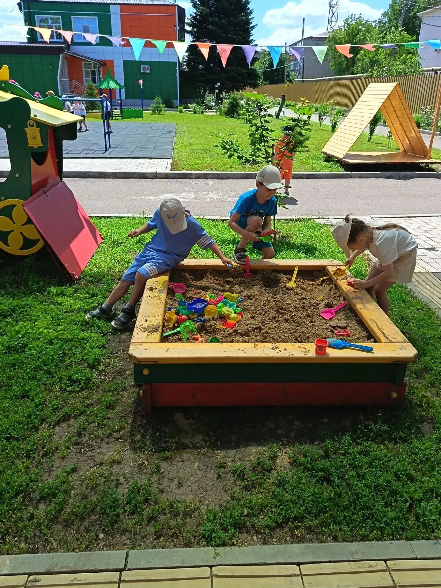 Как игры в песочнице развивают наших детей 🏖️

Вы наверняка видели, с каким упоением дети возятся в
