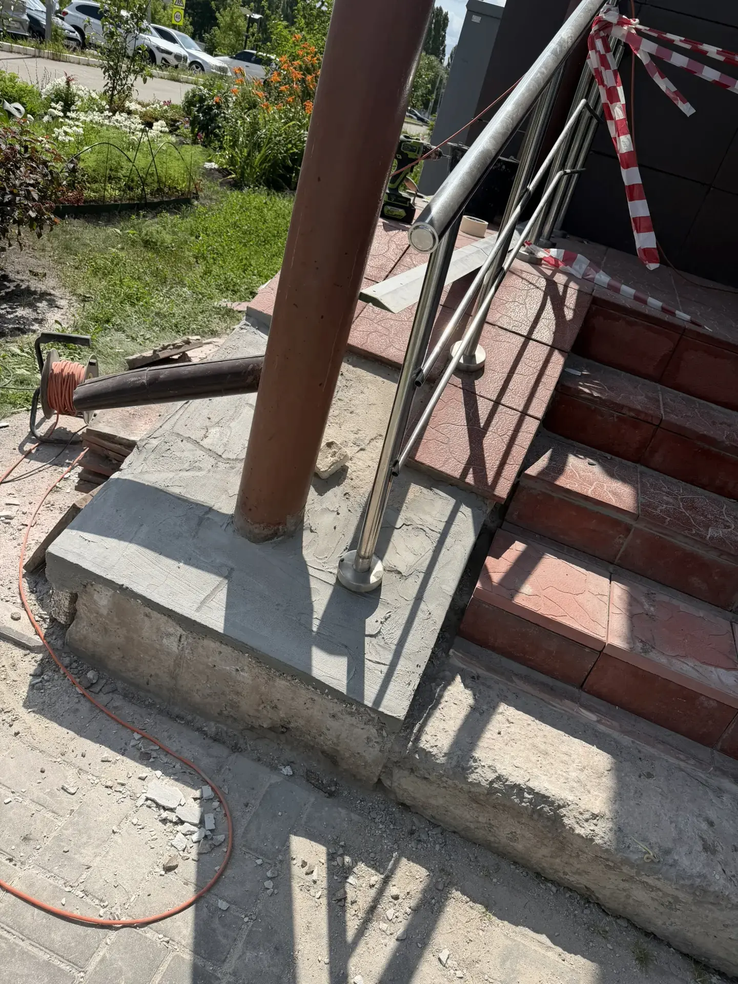 Продолжается ремонт крыльца на Антонова, 5Е. 🔨💪