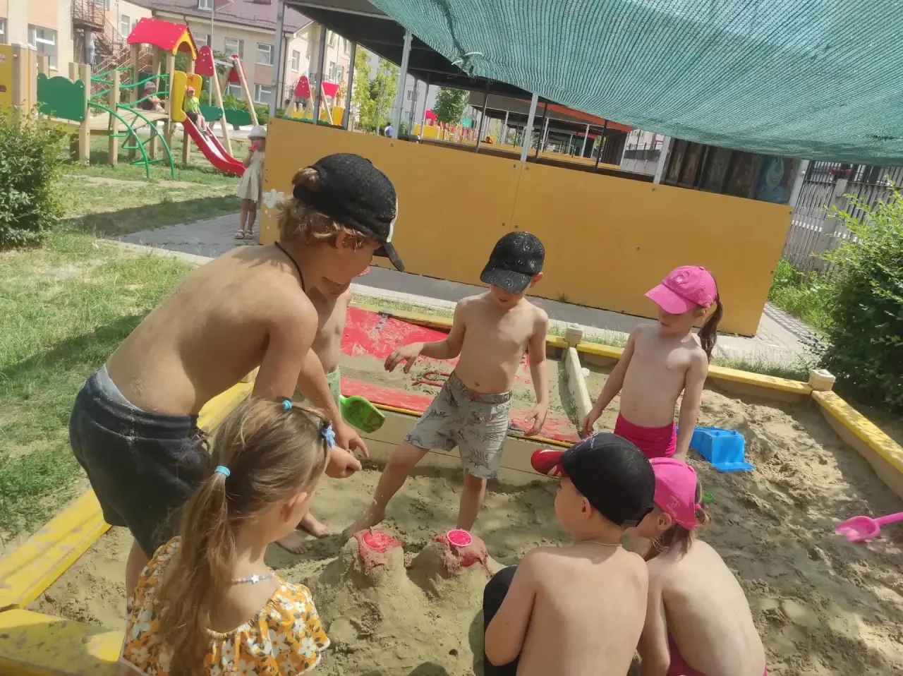 🌊🐠 В группе "Золотая рыбка" с детьми провели увлекательный эксперимент с песком — создавали собств