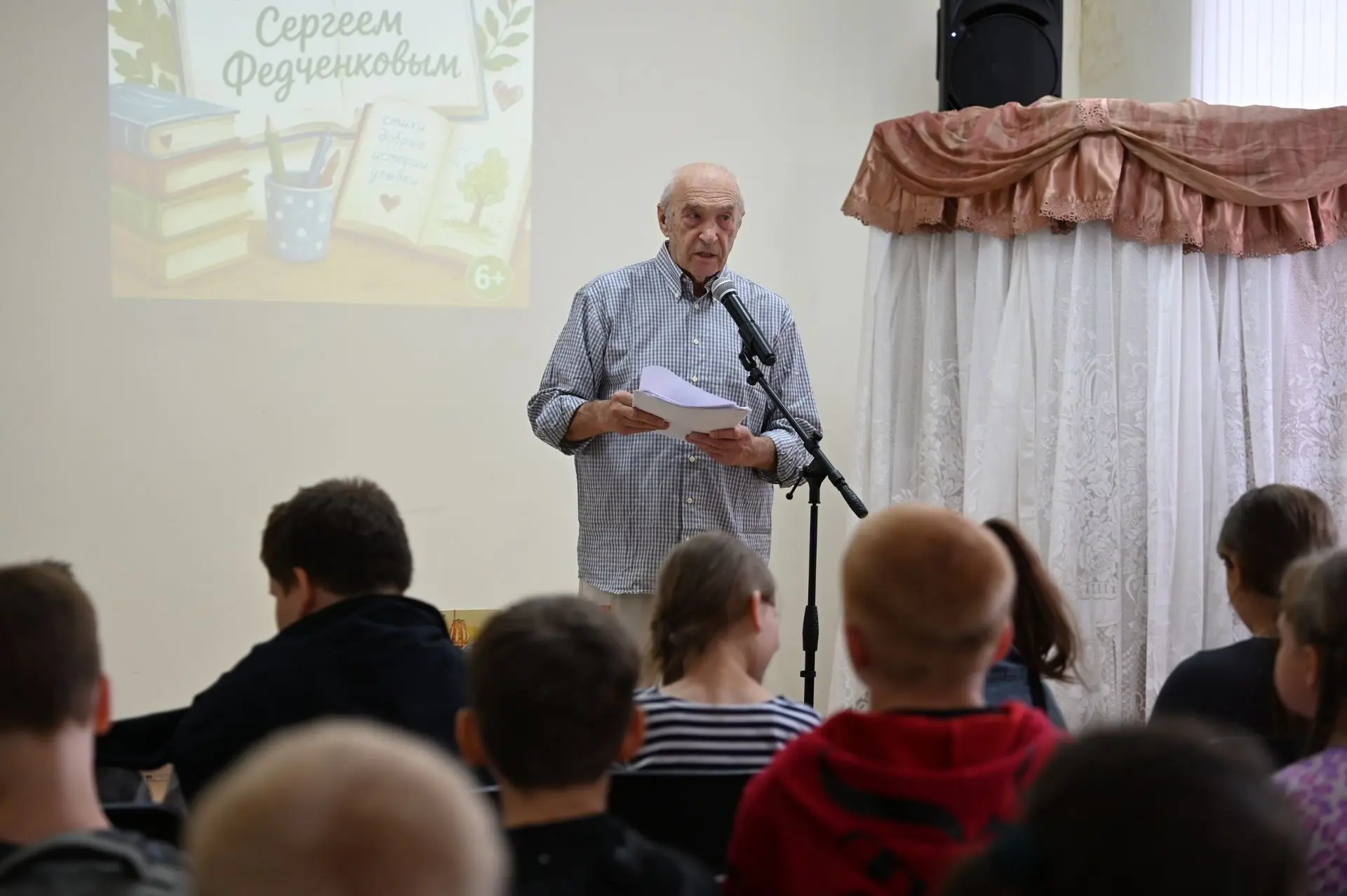 А вы знали, что стать поэтом можно и в 70? 😲

Наши юные читатели это доказали! Они встретились с де