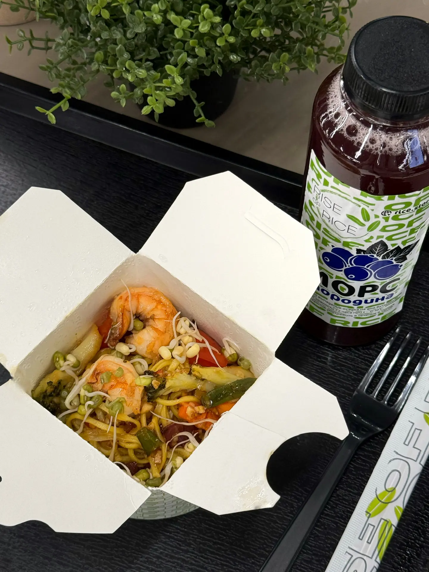 Друзья, ждем всех на фуд-корте в ТЦ «Облака»👋🏻  🍜Комбо-ланчи от 399₽ 🥙Райстеры – тортильи с начинкам