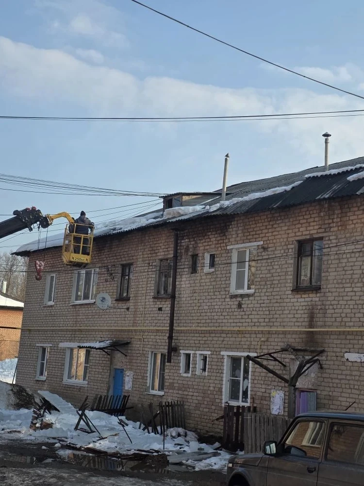 Ведём работы по устранению последствий схода снега и льда с крыши.