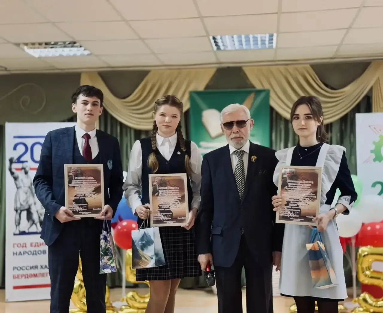 Лицей‑интернат укучылары Ренат Харисның бай рухлы һәм тәэсирле шигырьләрен сәнгатьле итеп укып, тама
