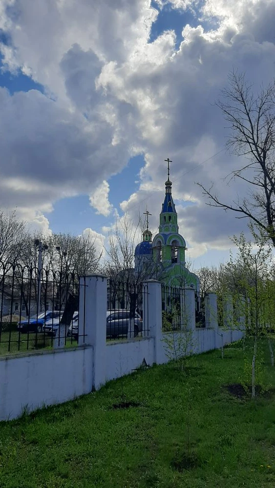 Во многих храмах Луганска  уже закончились Пасхальные  службы,но люди продолжают приход...