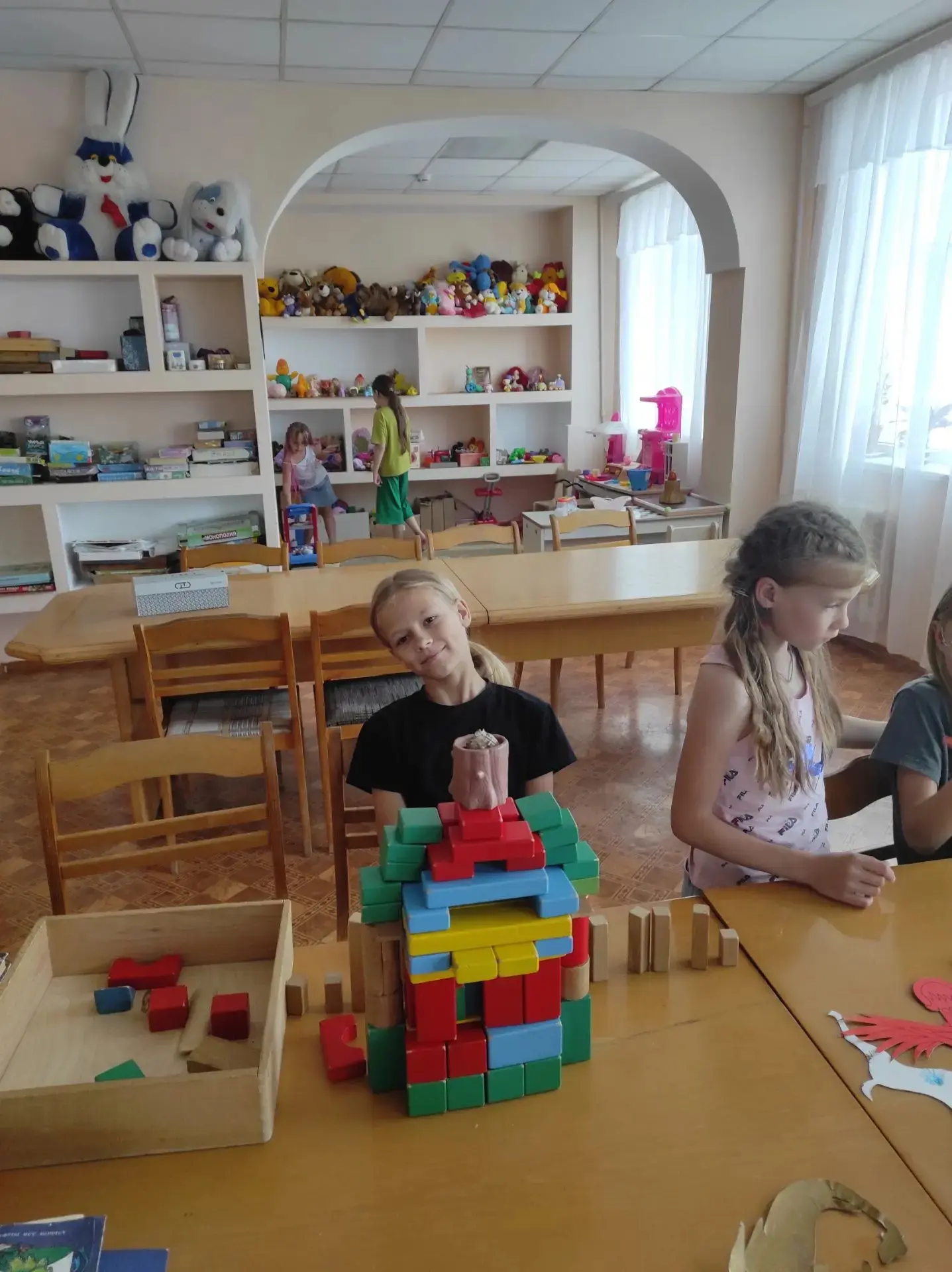 В игровой комнате рисуем и играем, прекрасно отдыхаем.