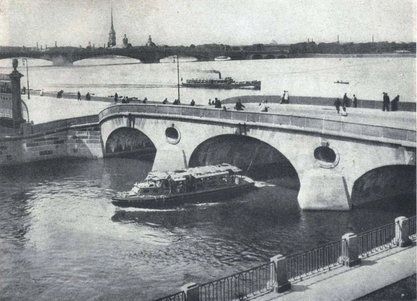 🧱 «Когда у Прачечного всплыла Петровская древность»

22 июня 1928 года у Прачечного моста ремонтник