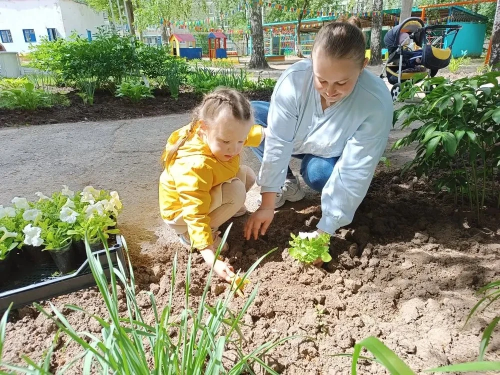В рамках акции "Цветущее детство", организованной Женским движением Единой России в Чебоксарах, в де