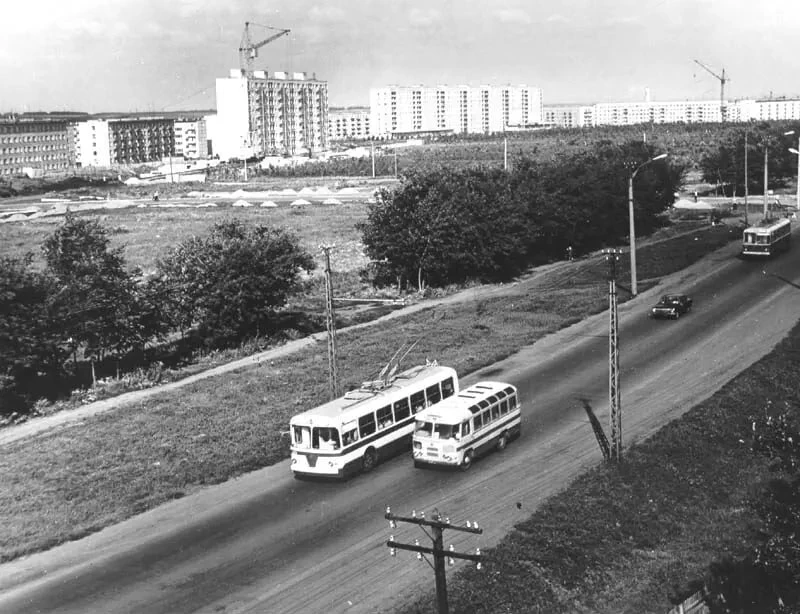 Вид на парк им. Ульяновых

1972–1973 г.

Развилка позади дальнего троллейбуса - будущее место для па