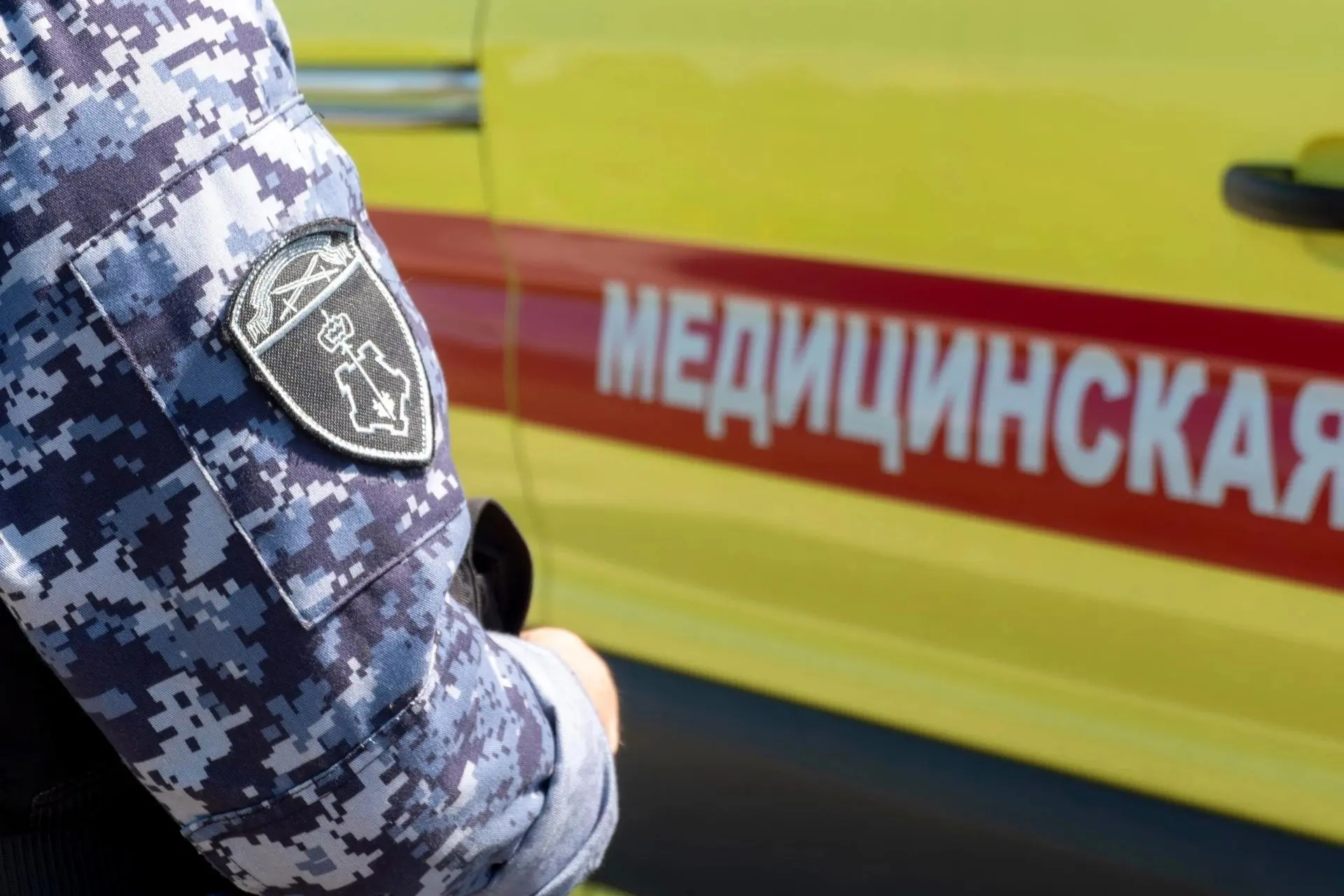 В Ломоносове сотрудники Росгвардии оказали помощь водителю, пострадавшему в ДТП