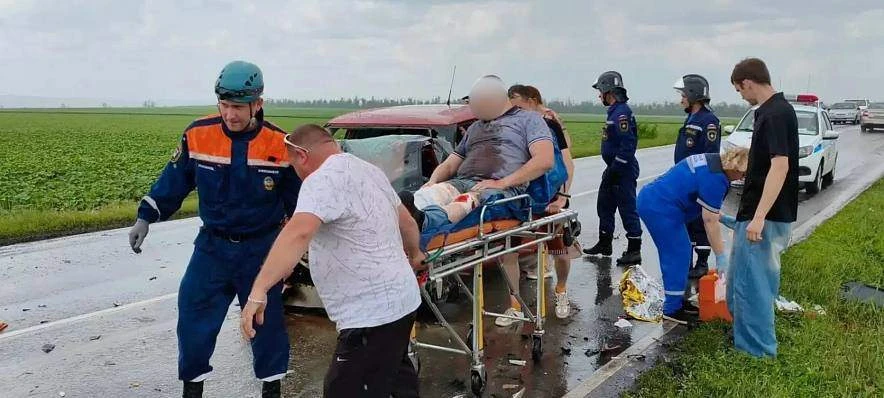 🚑 12 человек, включая детей, пострадали в массовом ДТП под Ростовом