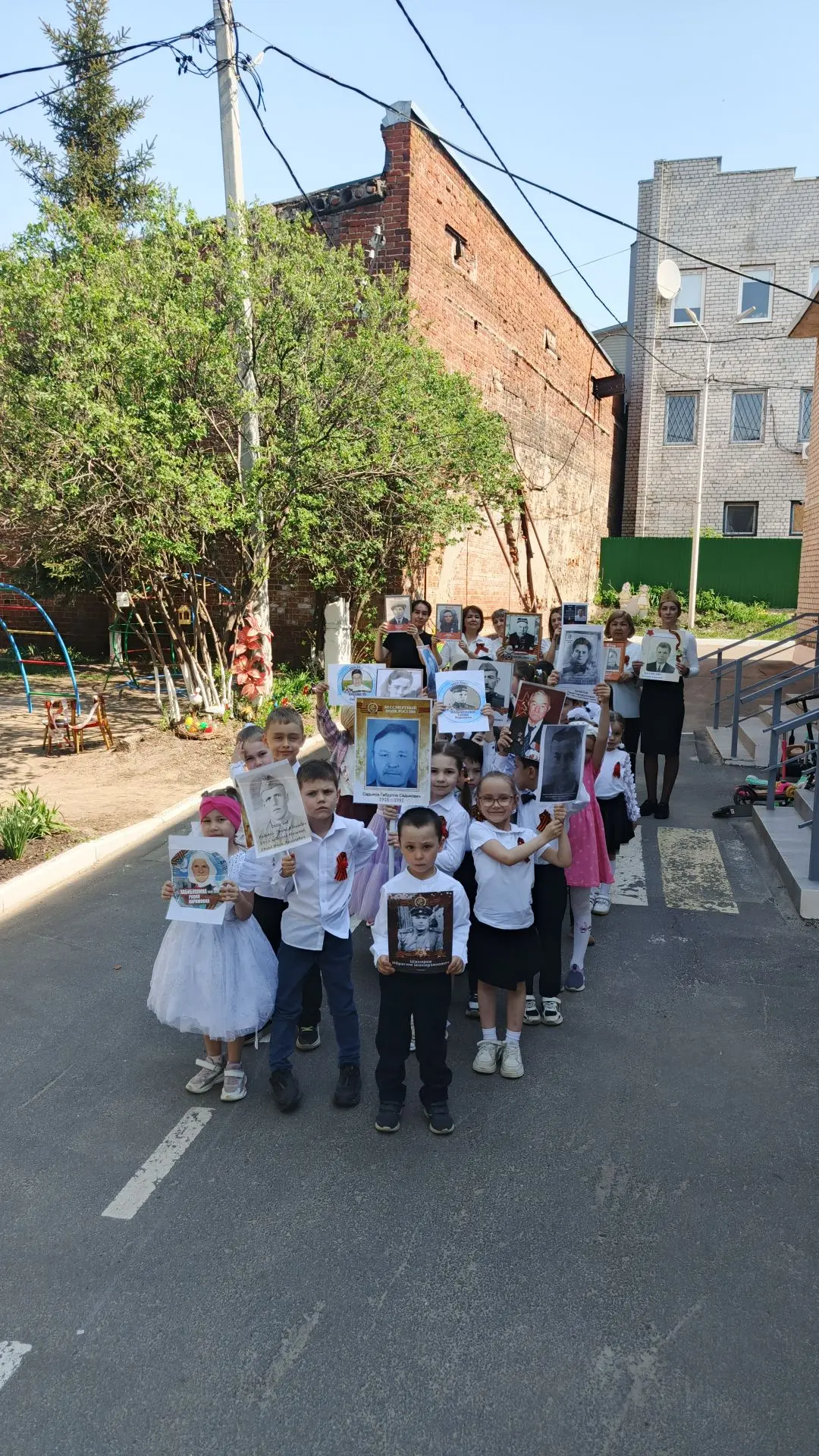 Вчера в детском саду прошло шествие «Бессмертного полка». Дети и воспитатели с гордость...