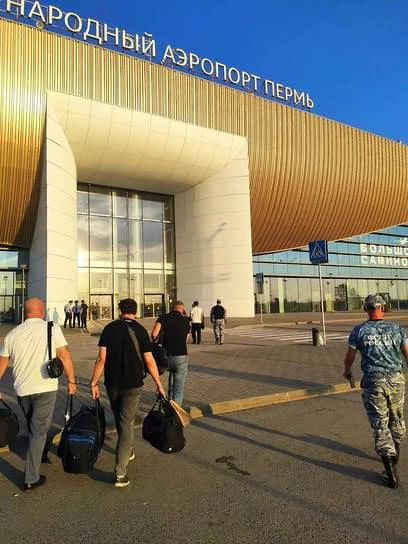 5 азербайджанских абу-бандитов выдворили из России за нелегальную торговлю гнилыми овощами

Иностран