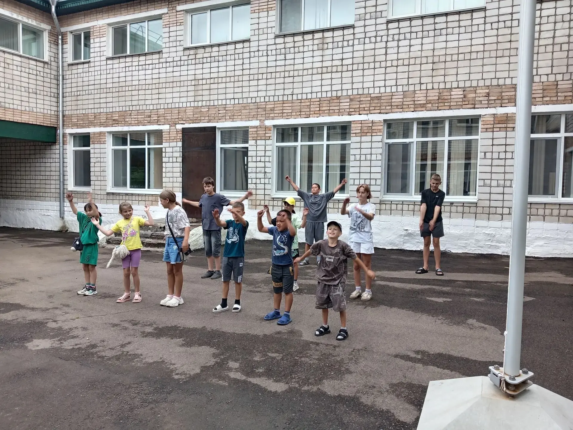 Сегодняшний день в пришкольном летнем лагере начался с утренней зарядки, которая зарядила всех энерг