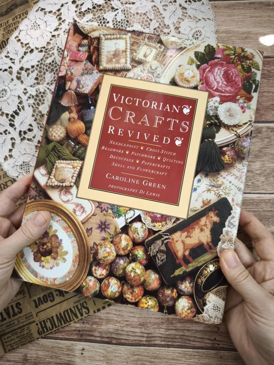 1850 р. 

#вналичии 

В отличном состоянии 1 экземпляр.

Victorian Crafts Revived by Caroline Green
