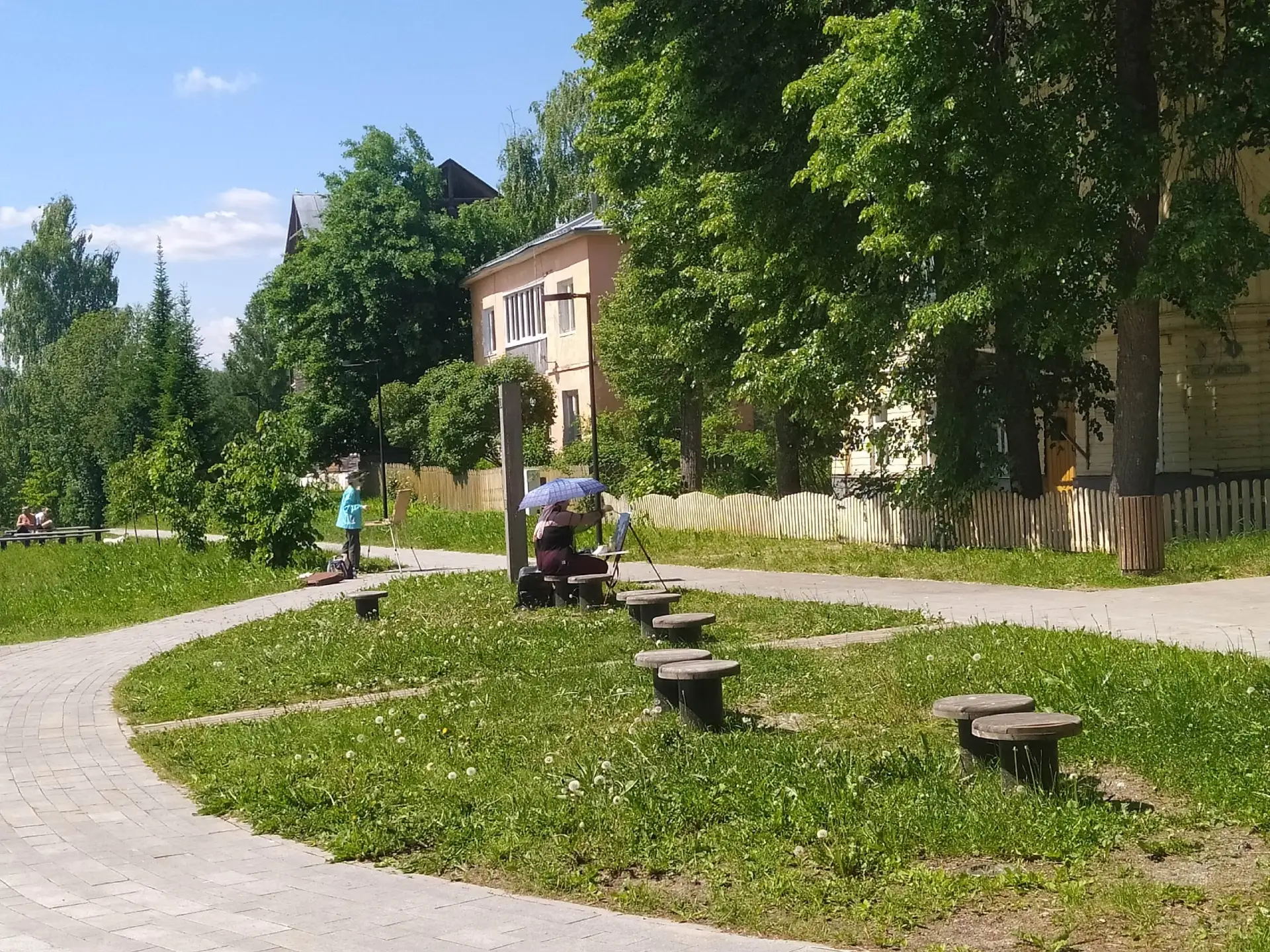 Там, где время сбавило ход
На десять дней город превратился в огромную мастерскую под открытым небом