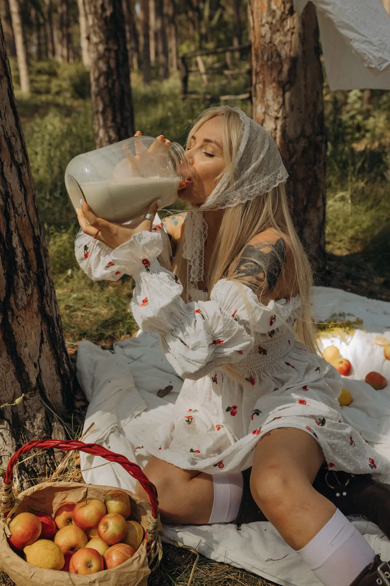 Платье с ручной вышивкой словно создано для летней фотосессии😍