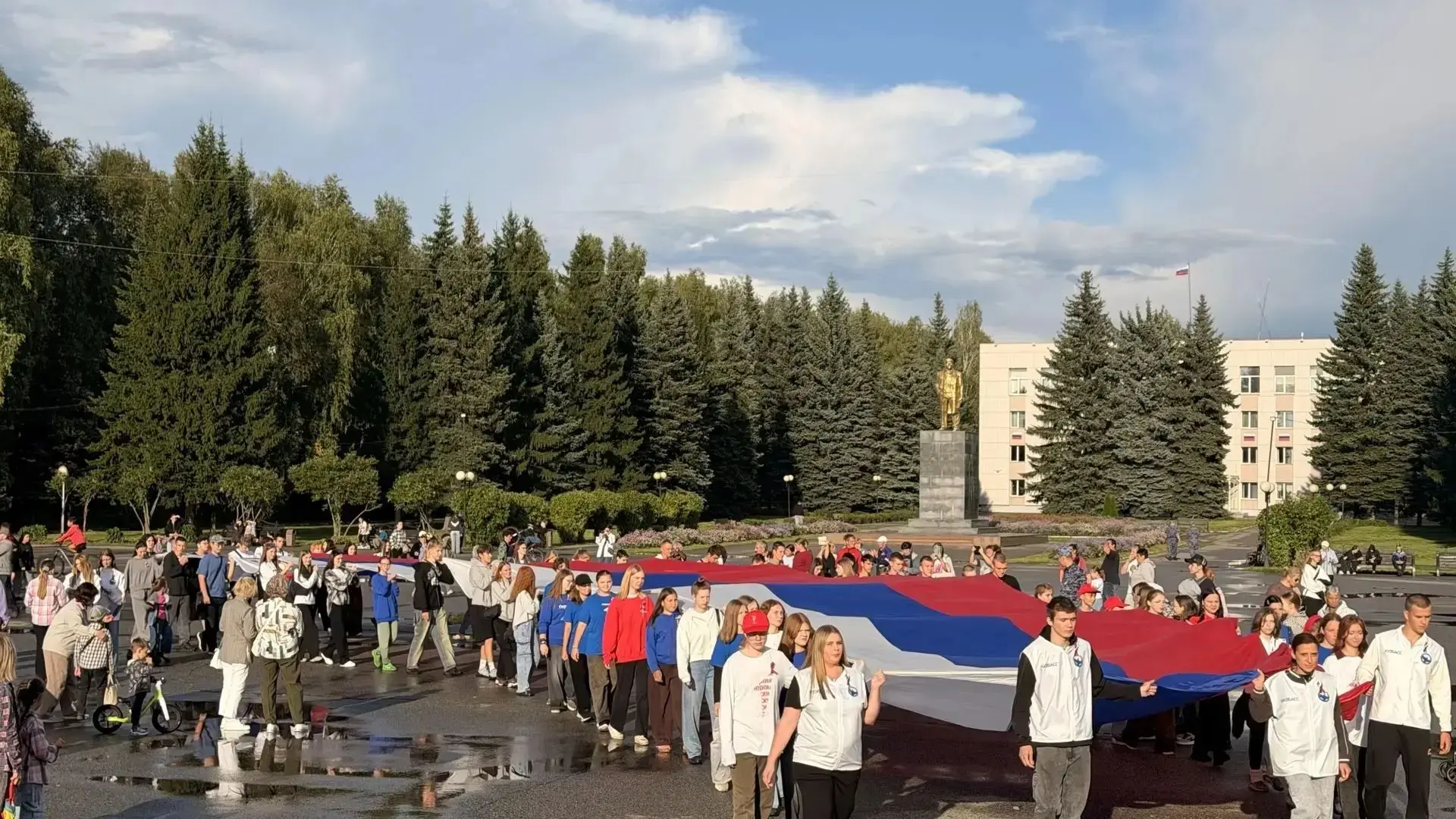 День государственного флага в Осинниках сегодня получился по-настоящему особенным.