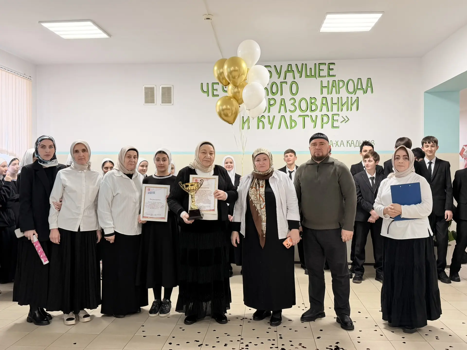 Награждается   Батукаева Зулай Абухаджиевна,  заслуженный учитель  ЧР ,  за 1-е место во Всероссийск