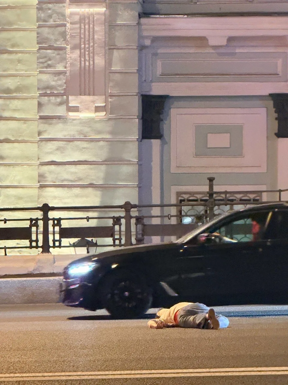 😱 Автомобиль такси насмерть сбил мужчину.