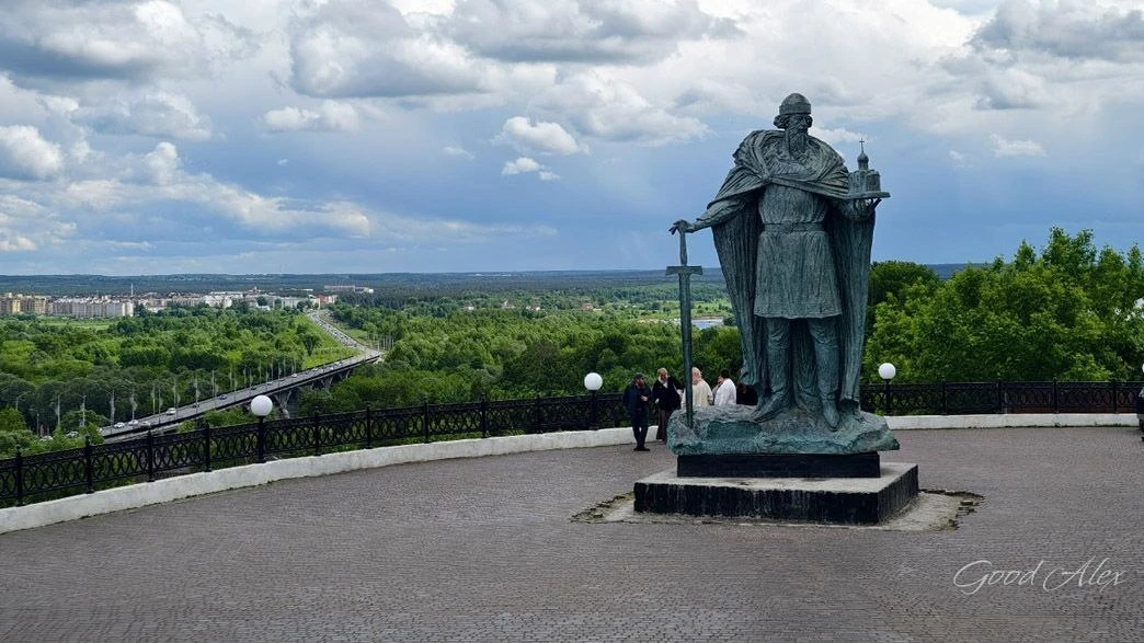 На пешеходной Георгиевской улице в центре Владимира началось благоустройство смотровой площадки. Из-