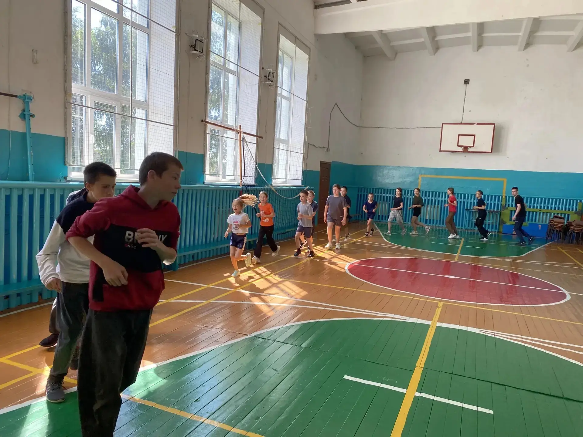 Утро в лагере "Солнышко" началось с традиционной  утренней зарядки.Ребята с лагеря труда и отдыха по