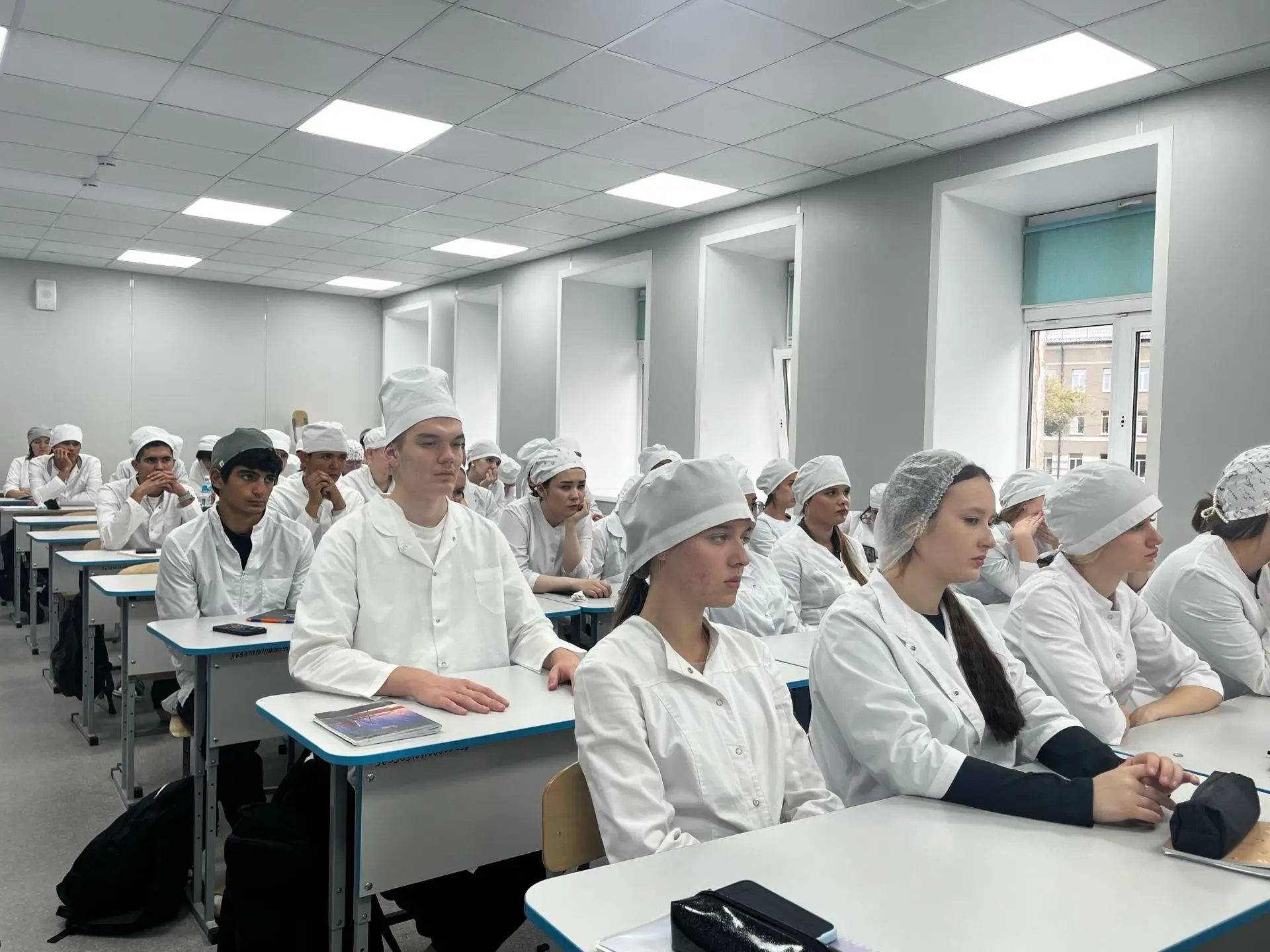 Студентам ООМК рассказали, как не попасться на уловки мошенников и не стать соучастнико...
