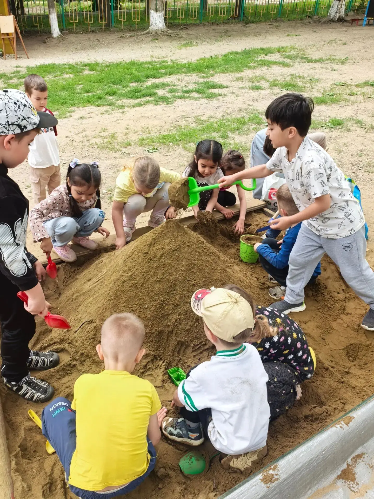Прекрасное лето🌼🌞 
    Летом наш детский сад превращается в настоящий оздоровительный центр, где р