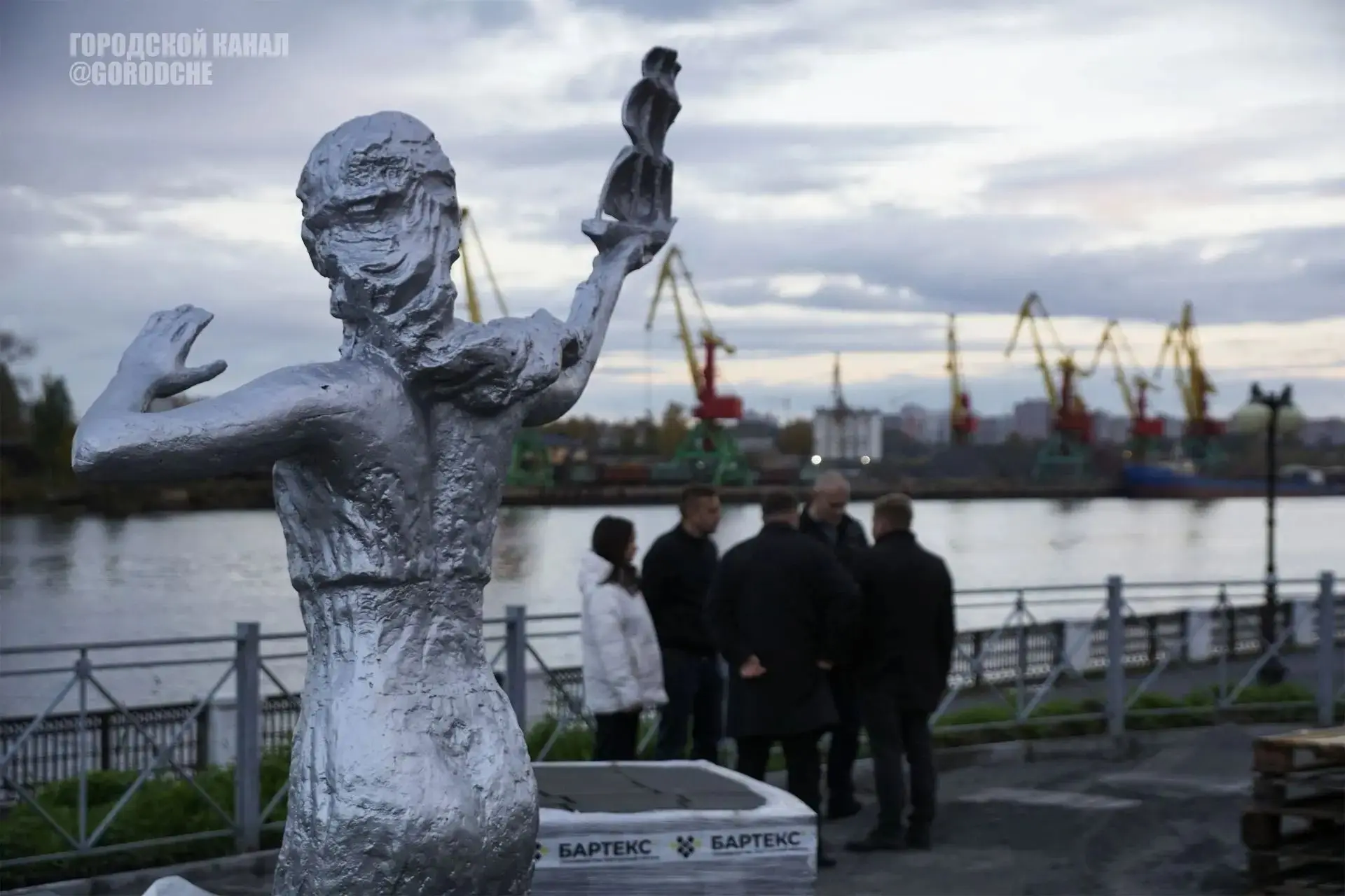 Ассоль дождалась. На набережной, где установлена знаменитая скульптура Марины, начался ...