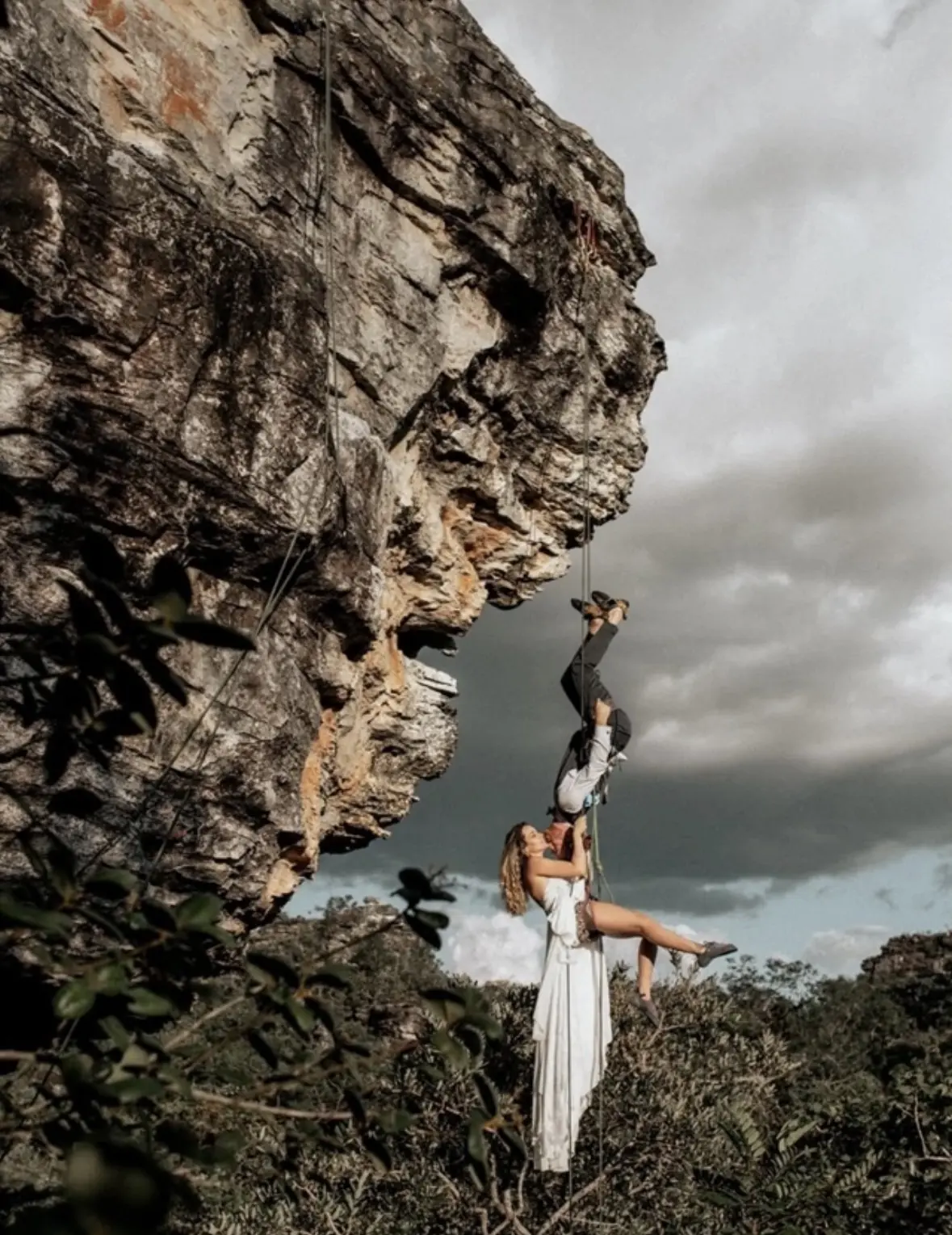 Скалолазная свадьба 🧗‍♂
 
Необычная фотосессия для молодожёнов прошла в Пиренополисе, рядом с истор
