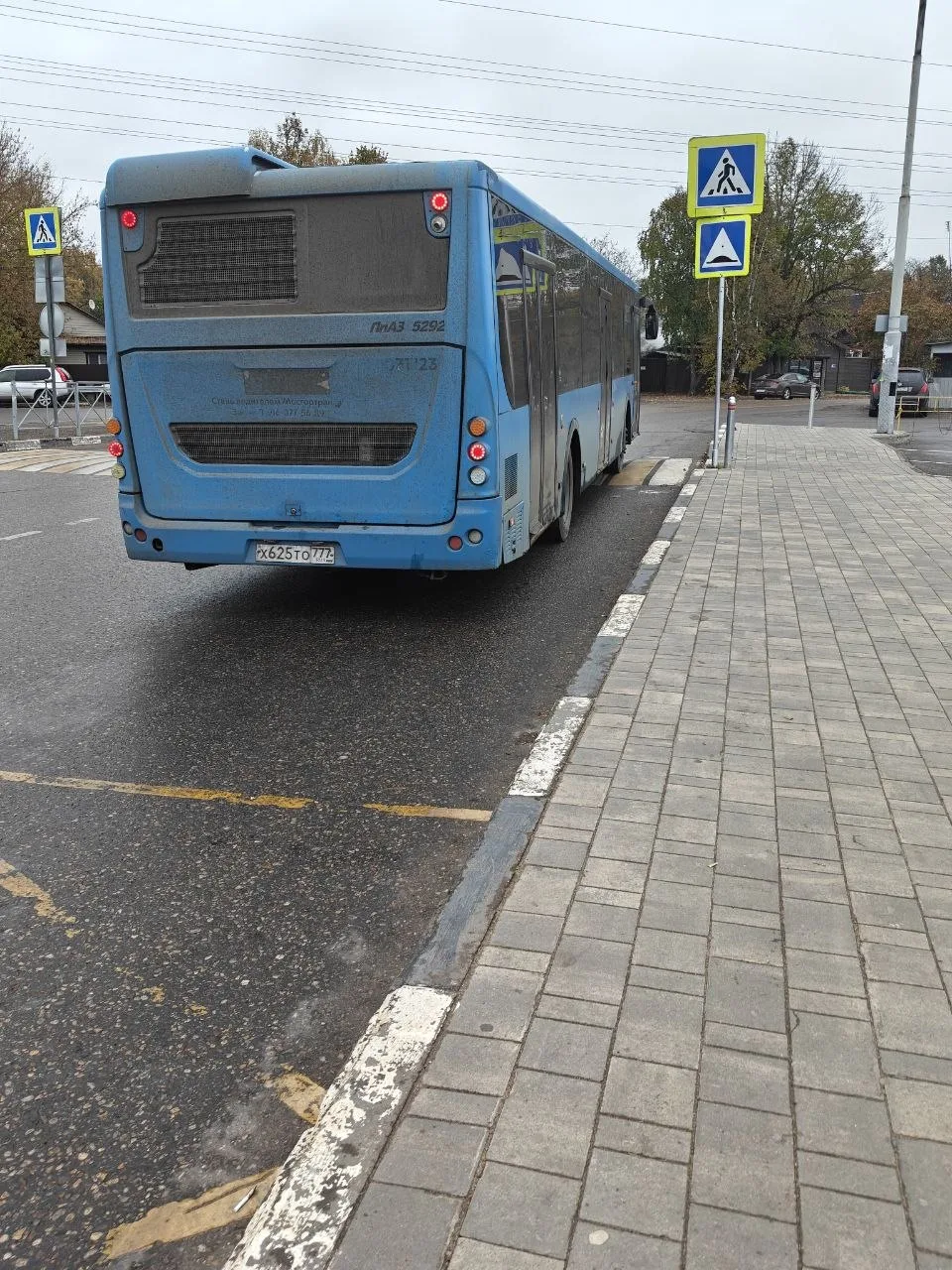 Доброе утро. Водитель 23 рейса на 9:05 , забрал людей от поликлиники и выгнал на вокзал...