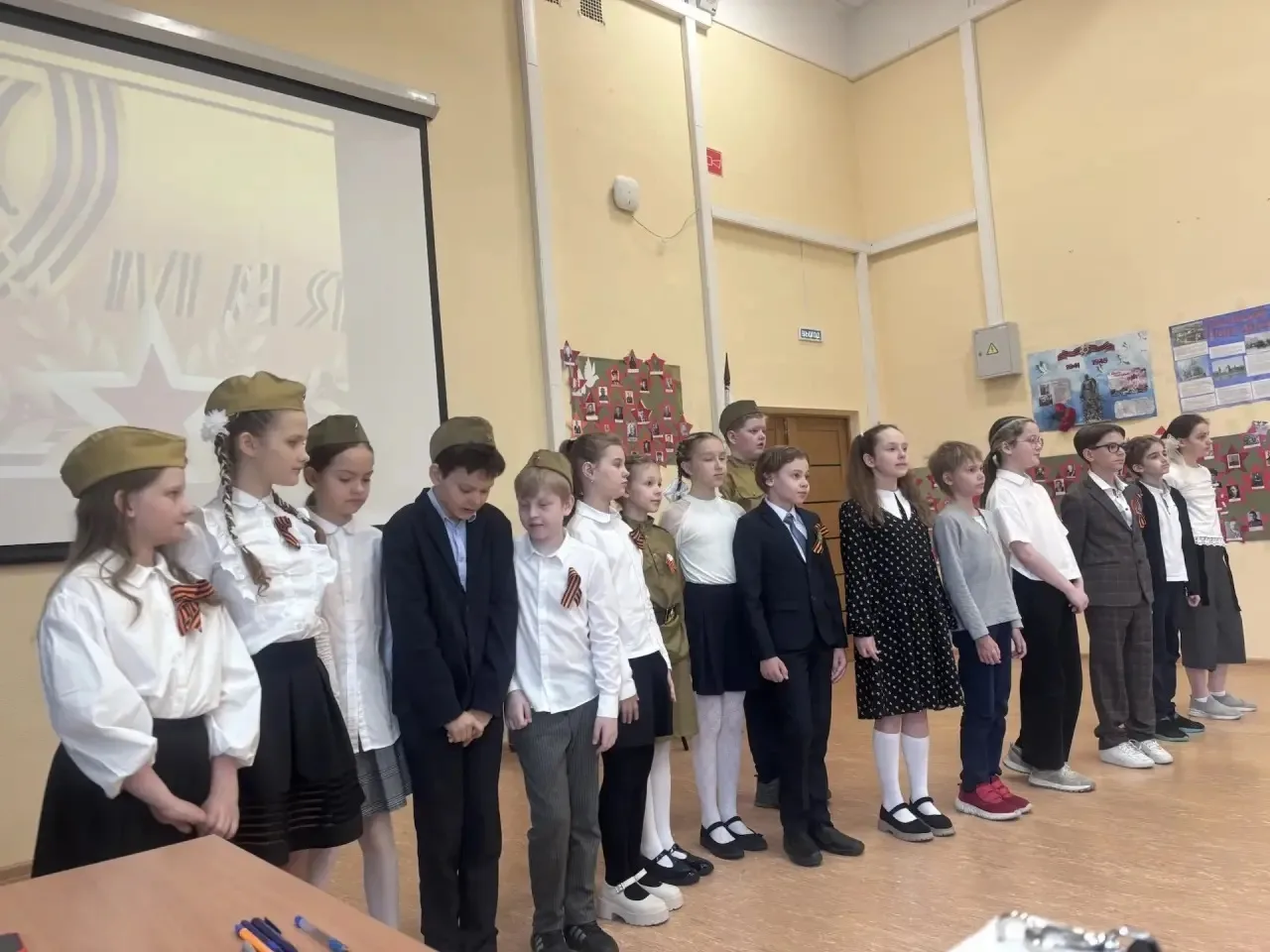 🎖 День Победы: конкурс чтецов и торжественная линейка  📍 Новаторов, 34к2  🕊 В преддверии Дня Победы 