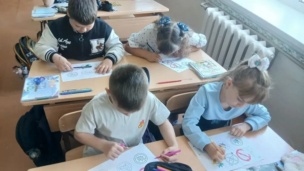 Во 2 классе прошёл классный час на тему «Город вредных привычек»