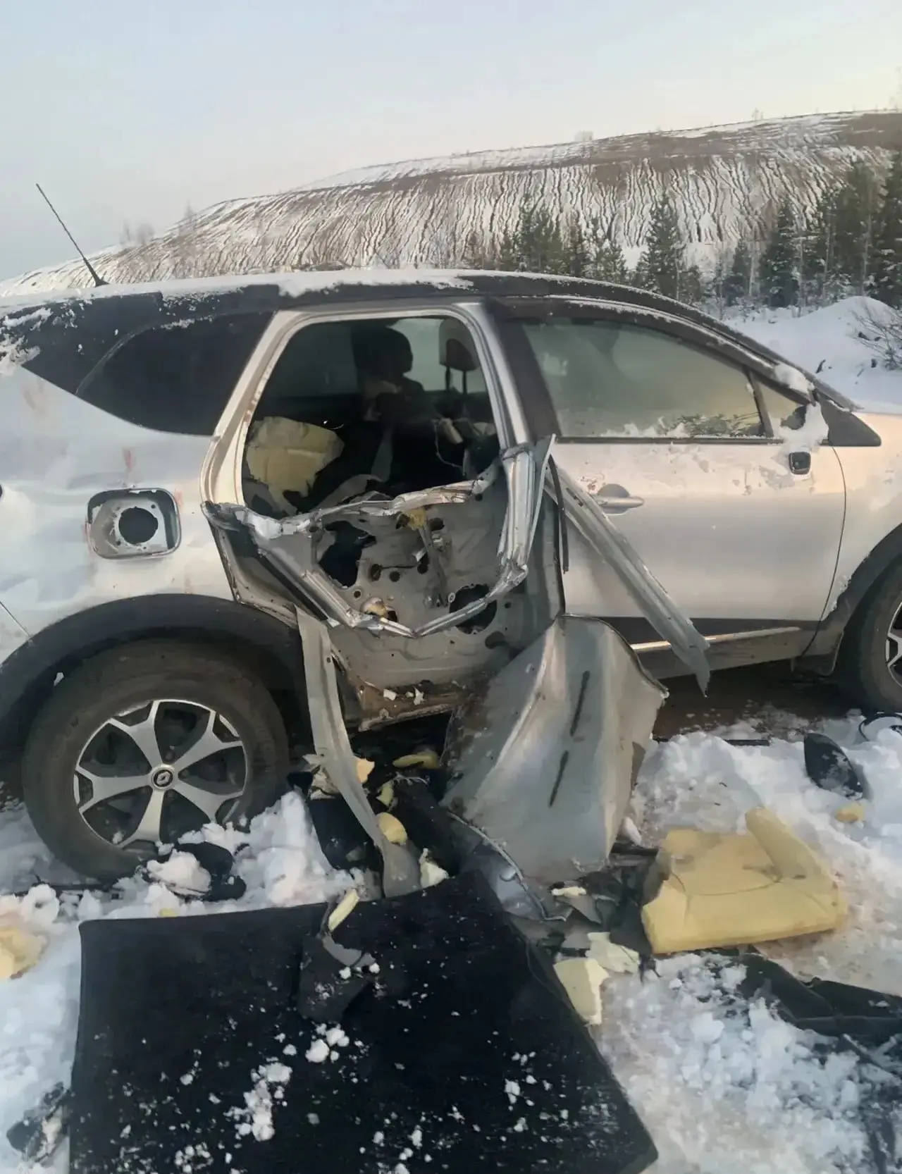В Ивделе медведь снова разгромил автостоянку у карьера в 60 километрах от города.