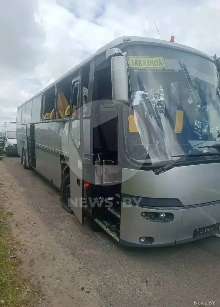 ⏺Появились кадры автобуса с детской футбольной командой, атакованного дроном ВСУ в Брян...