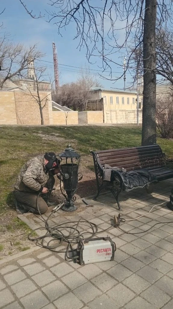 Продолжаем приводить в порядок город после зимы. Коммунальщики моют остановочные павильоны, прочищаю