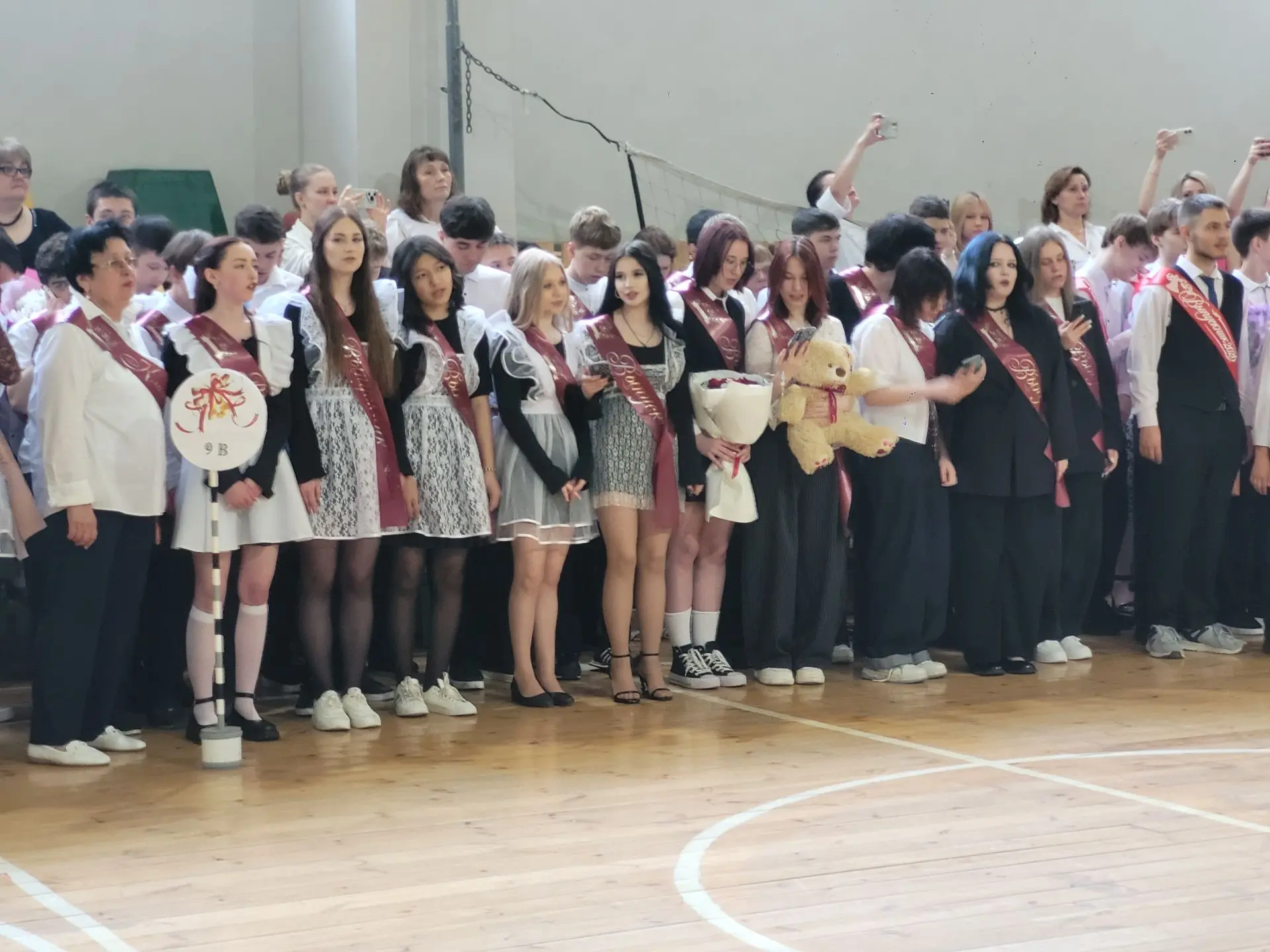 Сегодня в нашей школе прошёл последний звонок для учащихся 9 и 11 классов 🎓🕊️  Этот день — трогатель