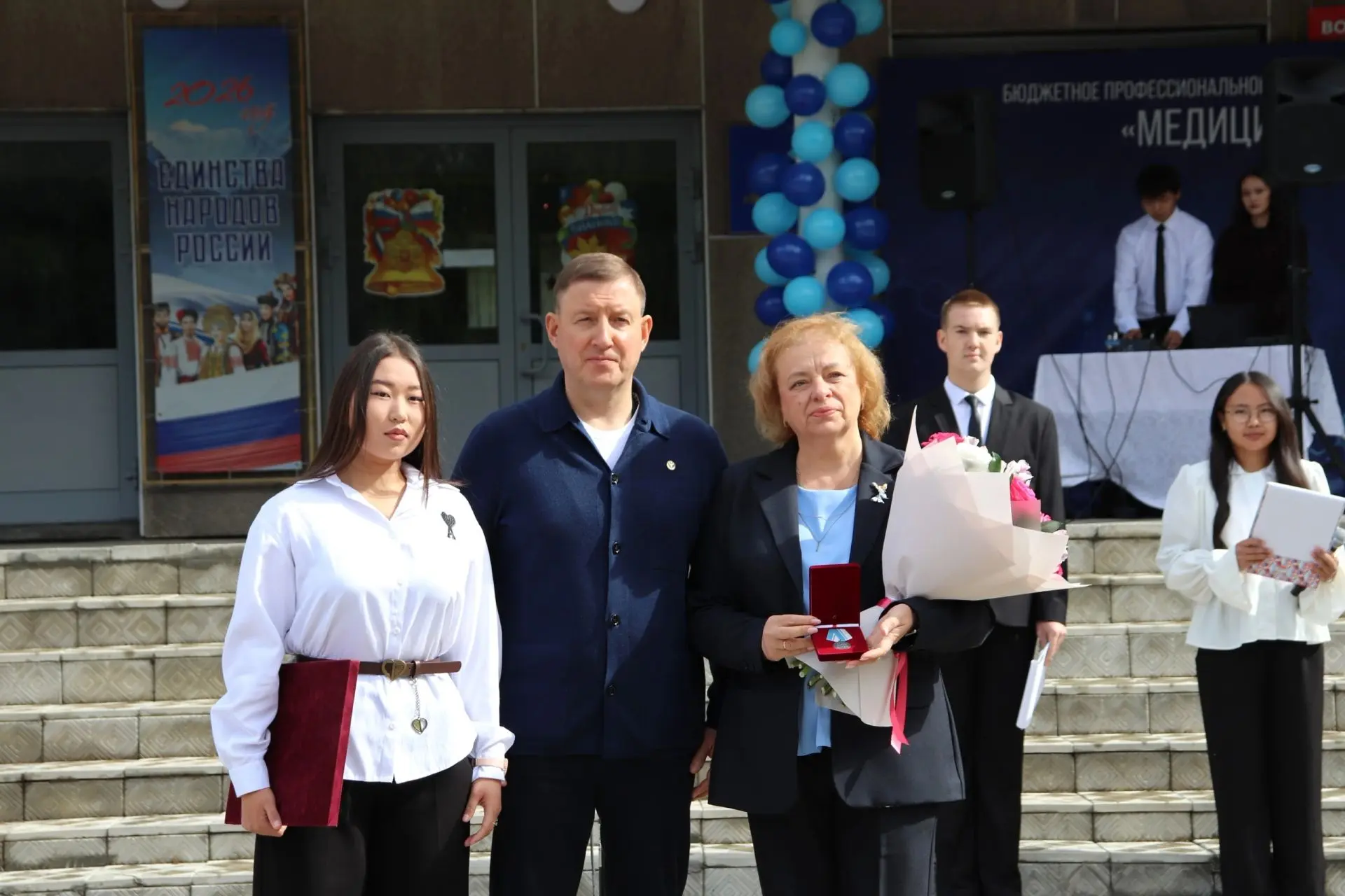 АНДРЕЙ ТУРЧАК ВРУЧИЛ МЕДИЦИНСКОМУ КОЛЛЕДЖУ МЕДАЛЬ "ИРБИС"