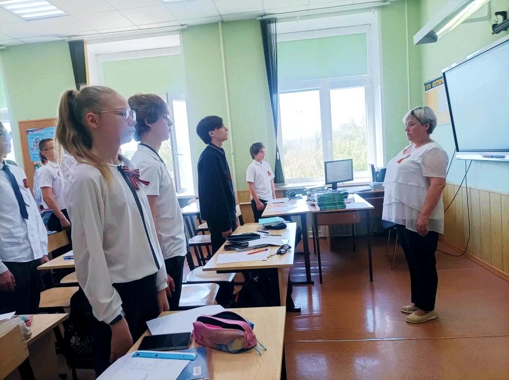 🕯️ Мы вспомнили. Мы не забыли.  Сегодня в полдень в Лицее прошла Минута молчания. Встали, склонили г