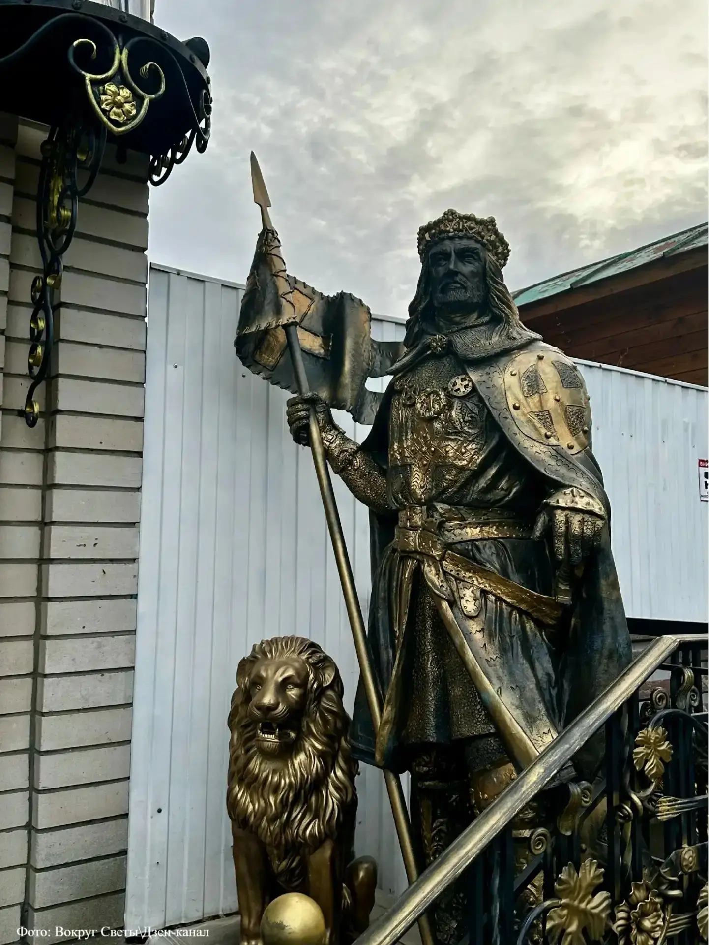 🏰 «Дом с рыцарями» во Владимире

Чего только не встретишь в наших городах: и замки, и необычные пам
