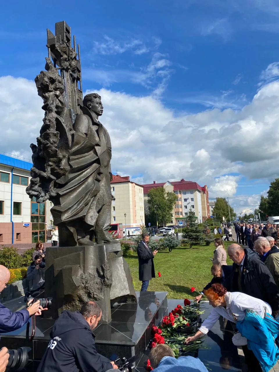 В столице Югры состоялась церемония открытия мемориальных плит в честь двух выдающихся ...