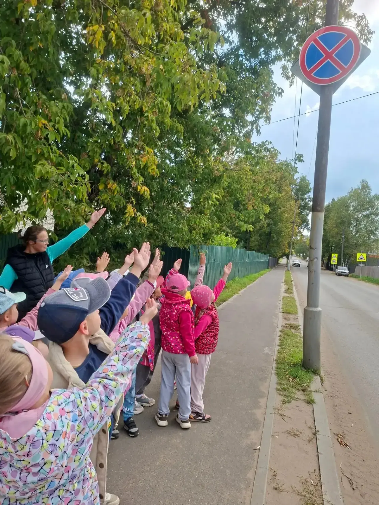 🧐🚦 В подготовительной группе прошла экскурсия на перекрёстке рядом со школой искусств.