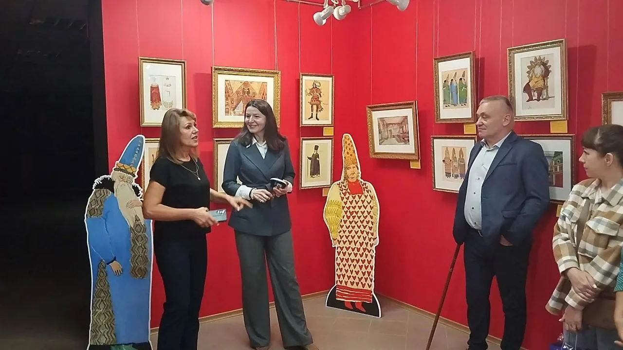 🎭 В Бердянске открылась выставка русской сказки на театральной сцене