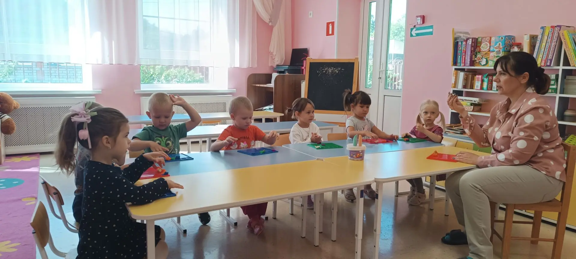 Лепка в младшей группе "Сказка" на тему "Цветные мелки".